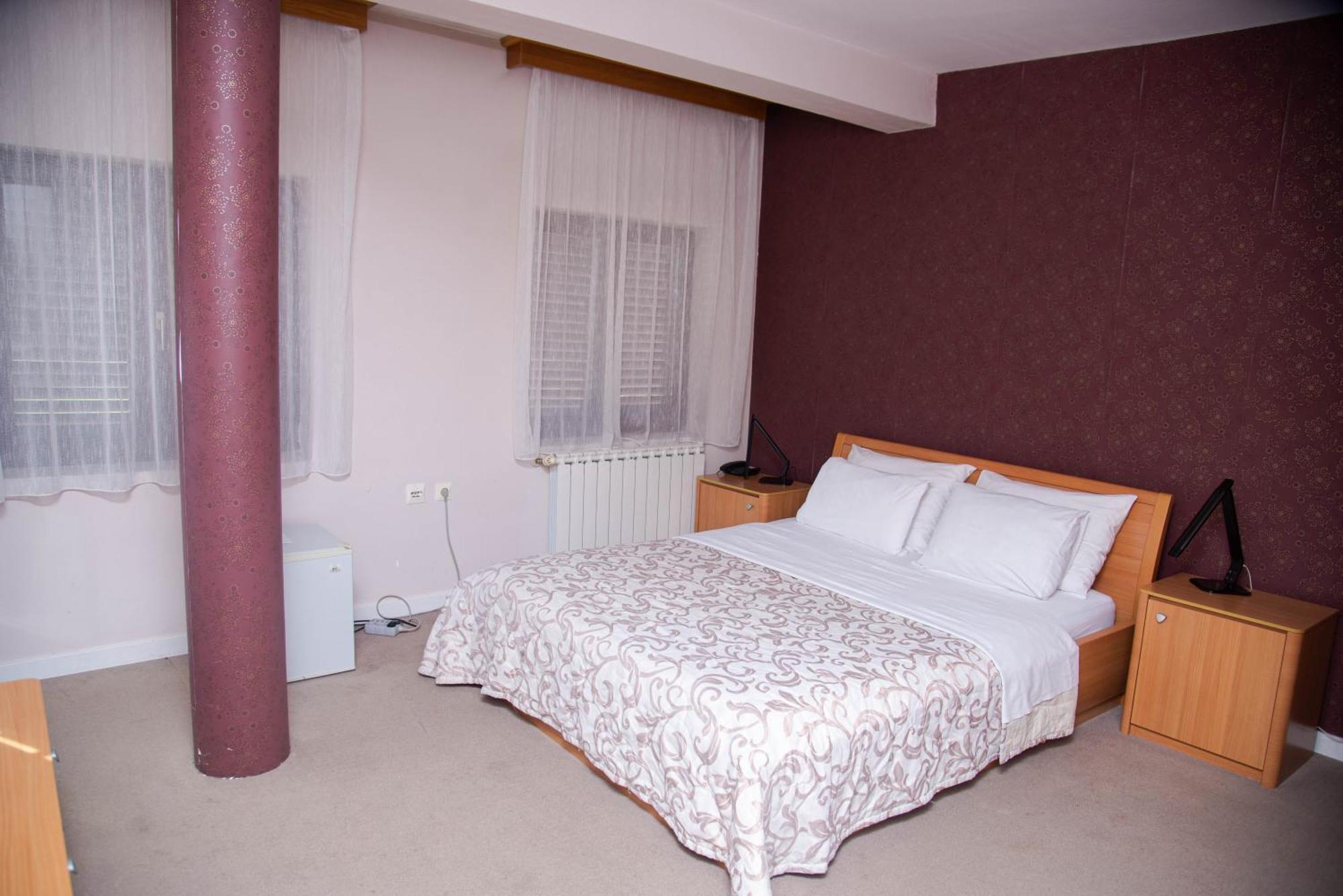 Hotel Dvor Bijelo Polje Luaran gambar